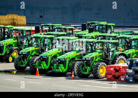 Bremerhaven, Deutschland. 26. April 2023. Traktoren des Herstellers John Deere stehen auf dem Gelände des BLG Autoterminal Bremerhaven. Kredit: Sina Schuldt/dpa/Alamy Live News Stockfoto