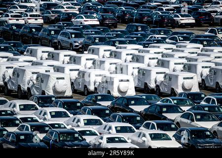 Bremerhaven, Deutschland. 26. April 2023. Parkplätze befinden sich auf dem Gelände des BLG Autoterminal Bremerhaven. Kredit: Sina Schuldt/dpa/Alamy Live News Stockfoto