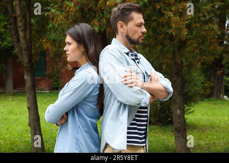 Verärgertes Paar, das sich im Park streitet. Beziehungsprobleme Stockfoto