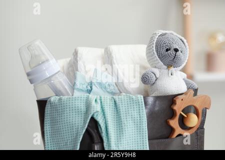 Mutters Tasche mit Babysachen drinnen, Nahaufnahme Stockfoto