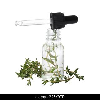 Flasche ätherisches Thymianöl und frische grüne Zweige auf weißem Hintergrund Stockfoto