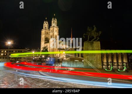 Zwillingsturmkirche (Grossmünster), Kathedrale in Zürich, Schweiz. Nachtbild Stockfoto