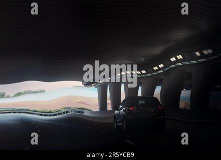 Er leidet an Halluzinationen. Verzerrtes Bild des Autobahntunnels Stockfoto