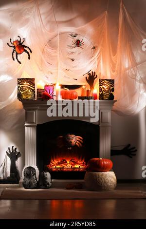 Zimmer mit Kamin, dekoriert für Halloween. Festliches Interieur Stockfoto