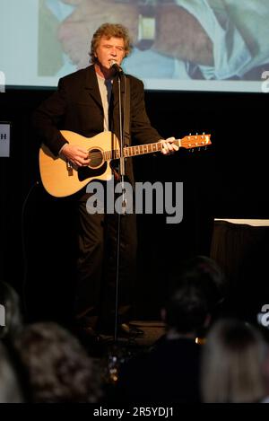 Ross Ryan, der australische Sänger/Songwriter, der in den 1970er Jahren mit dem Song „I am Pegasus“ einen großen Hit hatte, tritt am Donnerstag, den 14. September 2006, beim Great Women Chefs Gala Dinner 2006 im Sheraton Wentworth Hotel in Sydney Australia für die Menge auf. Sechs bekannte australische Köche bereiten das sechs-Gänge-Menü vor. Die Veranstaltung war eine Spendenaktion für die Parkinson-Forschung. Zu den an diesem Abend versteigerten Artikeln gehörten ein Paar Boxhandschuhe, signiert vom Parkinson-Erkrankten Muhammad Ali, und der Goldrekord der Band „Dragon“ (bekannt als „Hunter“) Stockfoto