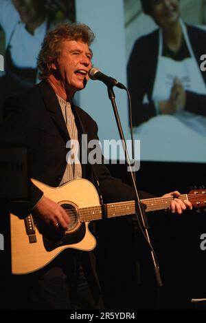 Ross Ryan, der australische Sänger/Songwriter, der in den 1970er Jahren mit dem Song „I am Pegasus“ einen großen Hit hatte, tritt am Donnerstag, den 14. September 2006, beim Great Women Chefs Gala Dinner 2006 im Sheraton Wentworth Hotel in Sydney Australia für die Menge auf. Die Veranstaltung war eine Spendenaktion für die Parkinson-Forschung. Zu den Artikeln, die in der Nacht versteigert wurden, gehörten ein Paar Boxhandschuhe mit Autogramm des Parkinson-Kranken Muhammed Ali und der Goldrekord der „April Sun in Kuba“-Band „Dragon“ (bekannt als „Hunter“ in den USA), der von Peter Dawkins produziert wurde, ebenfalls eine Parkinson-Krankheit-Leide Stockfoto