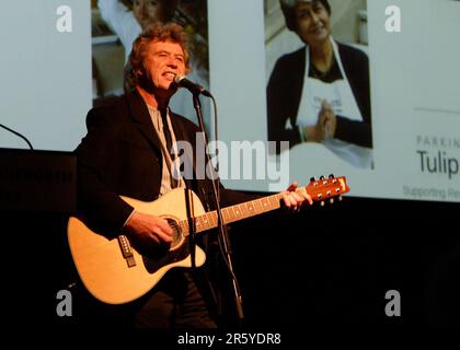 Ross Ryan, der australische Sänger/Songwriter, der in den 1970er Jahren mit dem Song „I am Pegasus“ einen großen Hit hatte, tritt am Donnerstag, den 14. September 2006, beim Great Women Chefs Gala Dinner 2006 im Sheraton Wentworth Hotel in Sydney Australia für die Menge auf. Die Veranstaltung war eine Spendenaktion für die Parkinson-Forschung. Zu den Artikeln, die in der Nacht versteigert wurden, gehörten ein Paar Boxhandschuhe mit Autogramm des Parkinson-Kranken Muhammed Ali und der Goldrekord der „April Sun in Kuba“-Band „Dragon“ (bekannt als „Hunter“ in den USA), der von Peter Dawkins produziert wurde, ebenfalls eine Parkinson-Krankheit-Leide Stockfoto