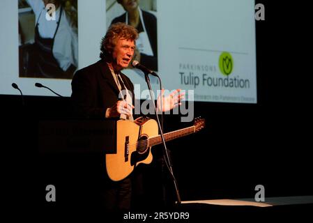 Ross Ryan, der australische Sänger/Songwriter, der in den 1970er Jahren mit dem Song „I am Pegasus“ einen großen Hit hatte, tritt am Donnerstag, den 14. September 2006, beim Great Women Chefs Gala Dinner 2006 im Sheraton Wentworth Hotel in Sydney Australia für die Menge auf. Die Veranstaltung war eine Spendenaktion für die Parkinson-Forschung. Zu den Artikeln, die in der Nacht versteigert wurden, gehörten ein Paar Boxhandschuhe mit Autogramm des Parkinson-Kranken Muhammed Ali und der Goldrekord der „April Sun in Kuba“-Band „Dragon“ (bekannt als „Hunter“ in den USA), der von Peter Dawkins produziert wurde, ebenfalls eine Parkinson-Krankheit-Leide Stockfoto