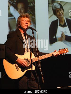 Ross Ryan, der australische Sänger/Songwriter, der in den 1970er Jahren mit dem Song „I am Pegasus“ einen großen Hit hatte, tritt am Donnerstag, den 14. September 2006, beim Great Women Chefs Gala Dinner 2006 im Sheraton Wentworth Hotel in Sydney Australia für die Menge auf. Die Veranstaltung war eine Spendenaktion für die Parkinson-Forschung. Zu den Artikeln, die in der Nacht versteigert wurden, gehörten ein Paar Boxhandschuhe mit Autogramm des Parkinson-Kranken Muhammed Ali und der Goldrekord der „April Sun in Kuba“-Band „Dragon“ (bekannt als „Hunter“ in den USA), der von Peter Dawkins produziert wurde, ebenfalls eine Parkinson-Krankheit-Leide Stockfoto