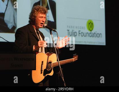 Ross Ryan, der australische Sänger/Songwriter, der in den 1970er Jahren mit dem Song „I am Pegasus“ einen großen Hit hatte, tritt für die Menge beim Great Women Chefs Gala Dinner 2006 im Sheraton Wentworth Hotel in Sydney auf. Australien, Donnerstag, den 14. September 2006. Die Veranstaltung war eine Spendenaktion für die Parkinson-Forschung. Zu den Artikeln, die in der Nacht versteigert wurden, gehörten ein Paar Boxhandschuhe mit Autogramm des Parkinson-Kranken Muhammed Ali, und der Goldrekord der „April Sun in Kuba“-Band „Dragon“ (bekannt als „Hunter“ in den USA), der von Peter Dawkins produziert wurde, ebenfalls ein Parkinson-Krankheits-Suff Stockfoto