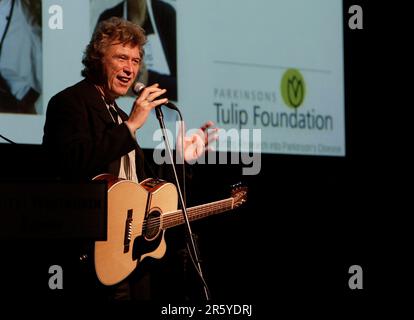 Ross Ryan, der australische Sänger/Songwriter, der in den 1970er Jahren mit dem Song „I am Pegasus“ einen großen Hit hatte, tritt am Donnerstag, den 14. September 2006, beim Great Women Chefs Gala Dinner 2006 im Sheraton Wentworth Hotel in Sydney Australia für die Menge auf. Die Veranstaltung war eine Spendenaktion für die Parkinson-Forschung. Zu den Artikeln, die in der Nacht versteigert wurden, gehörten ein Paar Boxhandschuhe mit Autogramm des Parkinson-Kranken Muhammed Ali und der Goldrekord „April Sun in Kuba“ der Band „Dragon“ (bekannt als „Hunter“ in den USA), der von Peter Dawkins produziert wurde, ebenfalls ein Parkinson-Krankheits-Suff Stockfoto