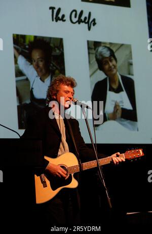 Ross Ryan, der australische Sänger/Songwriter, der in den 1970er Jahren mit dem Song „I am Pegasus“ einen großen Hit hatte, tritt am Donnerstag, den 14. September 2006, beim Great Women Chefs Gala Dinner 2006 im Sheraton Wentworth Hotel in Sydney Australia für die Menge auf. Sechs bekannte australische Köche bereiten das sechs-Gänge-Menü vor. Die Veranstaltung war eine Spendenaktion für die Parkinson-Forschung. Zu den an diesem Abend versteigerten Gegenständen gehörten ein Paar Boxhandschuhe mit Autogramm des Parkinson-Kranken Muhammed Ali und der Goldrekord „April Sun in Kuba“ der Band „Dragon“ (bekannt als „Hunter“) Stockfoto