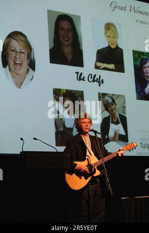 Ross Ryan, der australische Sänger/Songwriter, der in den 1970er Jahren mit dem Song „I am Pegasus“ einen großen Hit hatte, tritt am Donnerstag, den 14. September 2006, beim Great Women Chefs Gala Dinner 2006 im Sheraton Wentworth Hotel in Sydney Australia für die Menge auf. Sechs bekannte australische Köche bereiten das sechs-Gänge-Menü vor. Die Veranstaltung war eine Spendenaktion für die Parkinson-Forschung. Zu den an diesem Abend versteigerten Gegenständen gehörten ein Paar Boxhandschuhe mit Autogramm des Parkinson-Kranken Muhammed Ali und der Goldrekord „April Sun in Kuba“ der Band „Dragon“ (bekannt als „Hunter“) Stockfoto