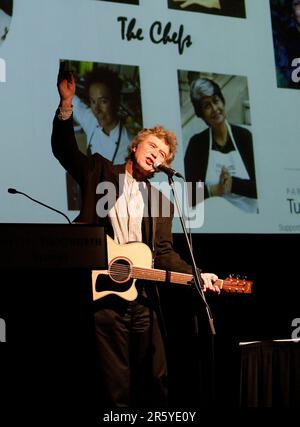 Ross Ryan, der australische Sänger/Songwriter, der in den 1970er Jahren mit dem Song „I am Pegasus“ einen großen Hit hatte, tritt am Donnerstag, den 14. September 2006, beim Great Women Chefs Gala Dinner 2006 im Sheraton Wentworth Hotel in Sydney Australia für die Menge auf. Sechs bekannte australische Köche bereiten das sechs-Gänge-Menü vor. Die Veranstaltung war eine Spendenaktion für die Parkinson-Forschung. Zu den an diesem Abend versteigerten Gegenständen gehörten ein Paar Boxhandschuhe mit Autogramm des Parkinson-Kranken Muhammed Ali und der Goldrekord „April Sun in Kuba“ der Band „Dragon“ (bekannt als „Hunter“) Stockfoto