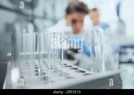 Ein Wissenschaftler sieht durch ein Mikroskop in einem Labor. Forschungskonzept Stockfoto