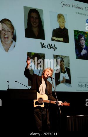 Ross Ryan, der australische Sänger/Songwriter, der in den 1970er Jahren mit dem Song „I am Pegasus“ einen großen Hit hatte, tritt am Donnerstag, den 14. September 2006, beim Great Women Chefs Gala Dinner 2006 im Sheraton Wentworth Hotel in Sydney Australia für die Menge auf. Sechs bekannte australische Köche bereiten das sechs-Gänge-Menü vor. Die Veranstaltung war eine Spendenaktion für die Parkinson-Forschung. Zu den an diesem Abend versteigerten Artikeln gehörten ein Paar Boxhandschuhe, signiert vom Parkinson-Erkrankten Muhammad Ali, und der Goldrekord der Band „Dragon“ (bekannt als „Hunter“) Stockfoto