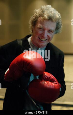 Ross Ryan, der australische Sänger/Songwriter, der in den 1970er einen großen Hit mit dem Song „I am Pegasus“ hatte, Tassen für die Kamera in Boxhandschuhen, signiert von Muhammad Ali beim Great Women Chefs Gala Dinner 2006 im Sheraton Wentworth Hotel in Sydney, Australien, am Donnerstag, 14. September 2006 Sechs bekannte australische Köche bereiten das sechs-Gänge-Menü vor. Die Veranstaltung war das „Great Women Chefs Gala Dinner 2006", das am Donnerstag, den 14. September 2006 im Sheraton Wentworth Hotel in Sydney, Australien, stattfand. Die Veranstaltung war eine Spendenaktion für die Parkinson-Forschung. Stockfoto