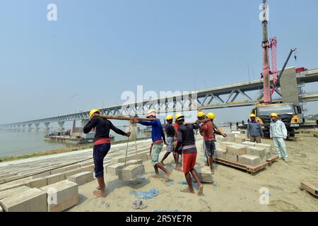 Dhaka. 6. Juni 2023. Am 31. Mai 2023 in Munshiganj am Stadtrand von Dhaka, Bangladesch, werden Arbeiter an einem Standort des Padma Multipurpose Bridge Project River Training Works (PMBP-RTW)-Projekts fotografiert. ZU „Feature: Flutopfer leben in Bangladesch gerettet durch PowerChina's River Training Project“ Kreditauskunft: Xinhua/Alamy Live News Stockfoto