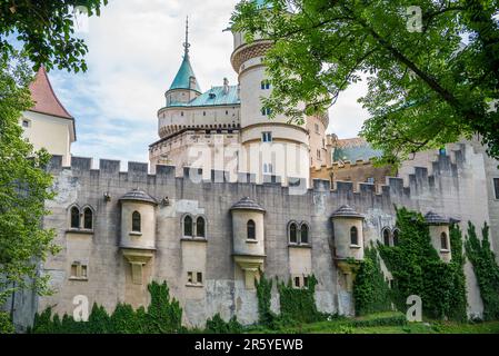 Mittelalterliche Burg Bojnice, UNESCO-Weltkulturerbe in der Slowakei. Romantisches Schloss mit gotischen und Renaissance-Elementen Stockfoto