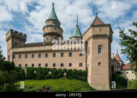 Mittelalterliche Burg Bojnice, UNESCO-Weltkulturerbe in der Slowakei. Romantisches Schloss mit gotischen und Renaissance-Elementen Stockfoto