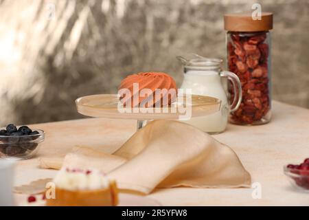 Wunderschöne Zusammensetzung köstlicher Desserts auf beigefarbenen Tischen im Innenbereich. Lebensmittelstilistin Stockfoto