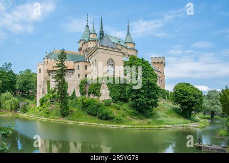 Mittelalterliche Burg Bojnice, UNESCO-Weltkulturerbe in der Slowakei. Romantisches Schloss mit gotischen und Renaissance-Elementen Stockfoto