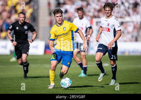 Aarhus, Dänemark. 04., Juni 2023. Mathias Kvistgaarden (36) aus Broendby, FALLS während des 3F. Superliga-Spiels zwischen Aarhus GF und Broendby IF im Ceres Park in Aarhus gesehen. (Foto: Gonzales Photo - Morten Kjaer). Stockfoto