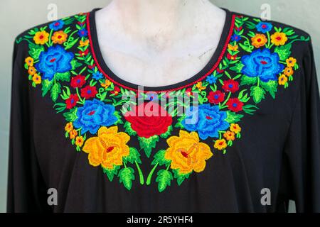 Detail mit Stickerei im traditionellen Stil Maya-Huipil, Merida, Yucatan State, Mexiko Stockfoto