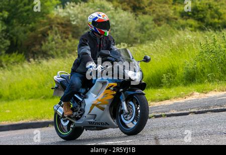 Stony Stratford, Großbritannien - Juni 4. 2023: 1999 HONDA CBR600 MOTORRAD, das auf einer englischen Landstraße fährt. Stockfoto