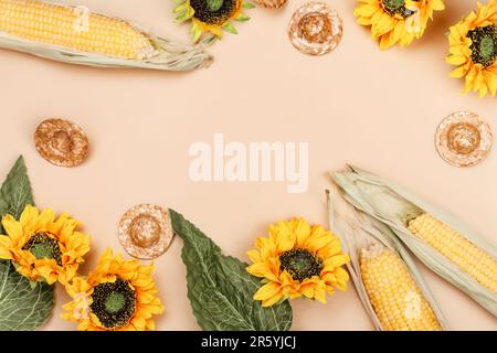 Hintergrund der brasilianischen Festa Junina-Feier. Tisch mit traditionellen Speisen, Süßigkeiten und Getränken für Festa Junina Party. Speicherplatz kopieren. Draufsicht Stockfoto