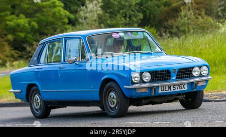 Stony Stratford, Großbritannien - 4. 2023. Juni: 1981 BLAUER TRIUMPH DOLOMIT-Klassiker, der auf einer englischen Landstraße fährt. Stockfoto