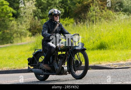 Stony Stratford, Großbritannien - Juni 4. 2023: 1930 SCHWARZES BSA OLDTIMER-MOTORRAD, das auf einer englischen Landstraße fährt. Stockfoto