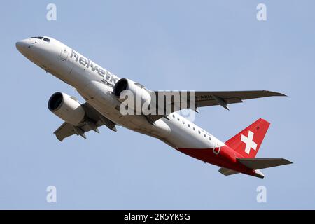 HELVETIC AIRWAYS DIREKTFLÜGE VON ZÜRICH NACH SIZILIEN auf dem Foto an ...