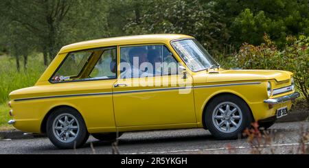 Stony Stratford, Großbritannien - Juni 4. 2023: 1975 gelber HILLMAN IMP-Klassiker, der auf einer englischen Landstraße fährt. Stockfoto