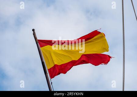 Zerrissene spanische Flagge auf einer Nachbildung der spanischen Galeone aus dem 17. Jahrhundert am Southend Pier, Southend on Sea, Essex, Großbritannien. Stockfoto