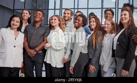 Gruppenporträt glückliche Menschen in eleganten, lässigen Outfits Stockfoto