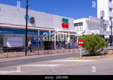 Sant Antoni de Portmany, Ibiza, 24. Mai 2023: Foto der Stadt Sant Antoni de Portmany in Ibiza in Spanien mit dem Kaufhaus für die Familie Stockfoto