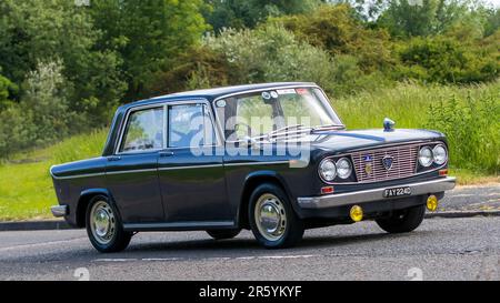Stony Stratford, Großbritannien - Juni 4. 2023: 1966 LANCIA FULVIA Oldtimer, der auf einer englischen Landstraße fährt. Stockfoto