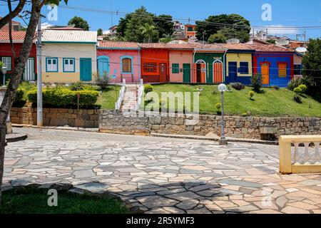 Eine Reihe farbenfroher Fassaden und Grünflächen mit blauem Himmel in der historischen Stadt São Luíz do Paraitinga, Brasilien Stockfoto