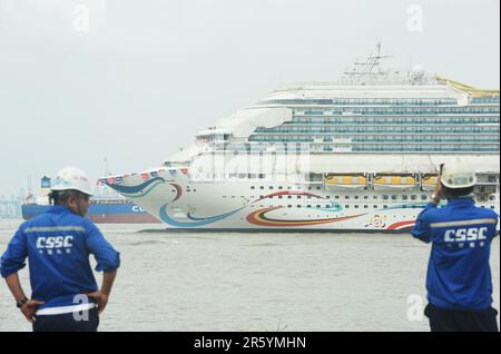 SHANGHAI, CHINA - 6. JUNI 2023 - Adora Magic City, Chinas erstes im Inland gebautes großes Kreuzfahrtschiff, verlässt das Dock zum Anlegen in Shanghai, China, Stockfoto