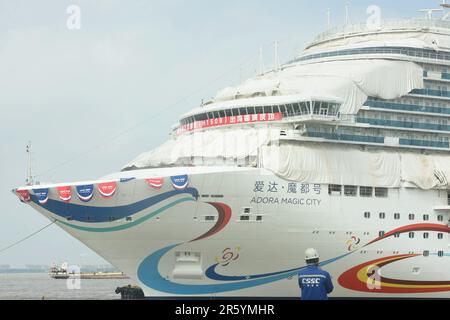 SHANGHAI, CHINA - 6. JUNI 2023 - Adora Magic City, Chinas erstes im Inland gebautes großes Kreuzfahrtschiff, verlässt das Dock zum Anlegen in Shanghai, China, Stockfoto