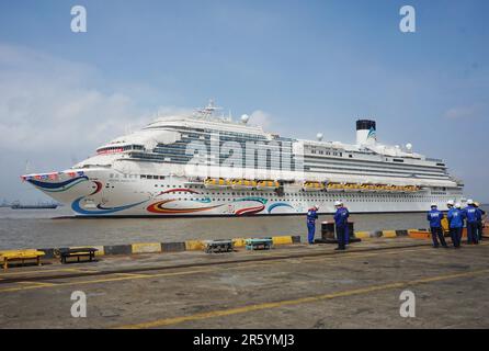 SHANGHAI, CHINA - 6. JUNI 2023 - Adora Magic City, Chinas erstes im Inland gebautes großes Kreuzfahrtschiff, verlässt das Dock zum Anlegen in Shanghai, China, Stockfoto