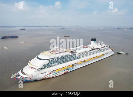 SHANGHAI, CHINA - 6. JUNI 2023 - Adora Magic City, Chinas erstes im Inland gebautes großes Kreuzfahrtschiff, verlässt das Dock zum Anlegen in Shanghai, China, Stockfoto
