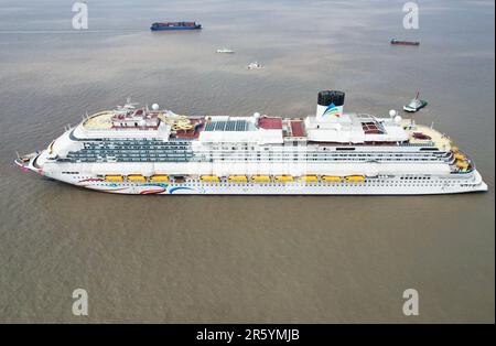 SHANGHAI, CHINA - 6. JUNI 2023 - Adora Magic City, Chinas erstes im Inland gebautes großes Kreuzfahrtschiff, verlässt das Dock zum Anlegen in Shanghai, China, Stockfoto