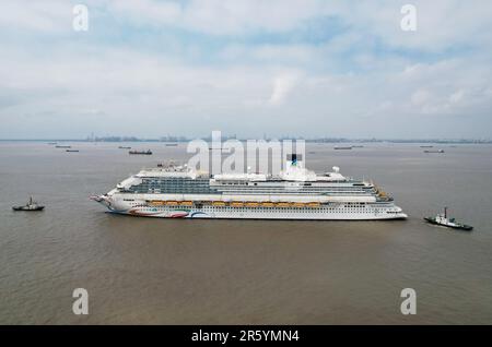 SHANGHAI, CHINA - 6. JUNI 2023 - Adora Magic City, Chinas erstes im Inland gebautes großes Kreuzfahrtschiff, verlässt das Dock zum Anlegen in Shanghai, China, Stockfoto