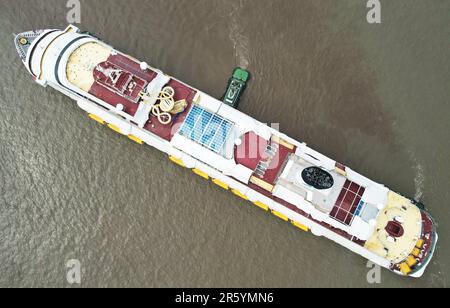 SHANGHAI, CHINA - 6. JUNI 2023 - Adora Magic City, Chinas erstes im Inland gebautes großes Kreuzfahrtschiff, verlässt das Dock zum Anlegen in Shanghai, China, Stockfoto