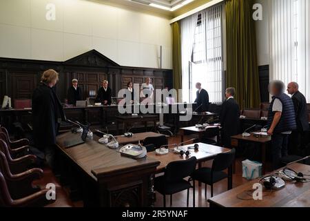 Hamburg, Deutschland. 06. Juni 2023. Blick auf den Gerichtssaal im Strafjustizgebäude vor Beginn des Schutzverfahrens wegen Totschlags. Der Angeklagte soll seinen Partner im Dezember 2022 in seiner Wohnung in einem Zustand der Unfähigkeit getötet haben. Bei Schutzklauselverfahren kann die Öffentlichkeit von der Hauptverhandlung oder einem Teil davon ausgeschlossen werden. Kredit: Marcus Brandt/dpa - ACHTUNG: Die Person (2.f.r) wurde aus rechtlichen Gründen verpixelt/dpa/Alamy Live News Stockfoto