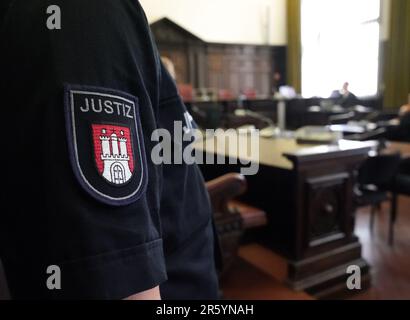 Hamburg, Deutschland. 06. Juni 2023. Blick auf den Gerichtssaal im Strafjustizgebäude vor Beginn des Schutzverfahrens wegen Totschlags. Der Angeklagte soll seinen Partner im Dezember 2022 in seiner Wohnung in einem Zustand der Unfähigkeit getötet haben. Bei Schutzklauselverfahren kann die Öffentlichkeit von der Hauptverhandlung oder einem Teil davon ausgeschlossen werden. Kredit: Marcus Brandt/dpa/Alamy Live News Stockfoto