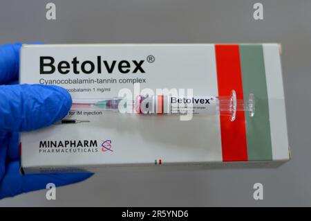 Kairo, Ägypten, Juni 3 2023: Betolvex Cyanocobalamin Tannin Complex Fertigspritze zur intramuskulären Injektion zur Behandlung von Vitamin B. Stockfoto