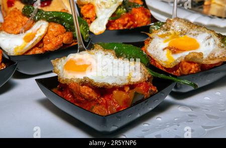 Tapa Ratatouille mit Fleisch und Spiegelei Stockfoto